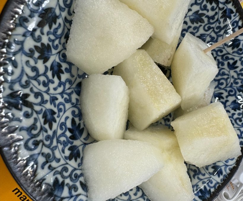 お皿に切った梨がある